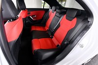 「AMGレザーエクスクルーシブパッケージ」装着車は、後席もツートンカラーとなる。写真のクラシックレッド×ブラックのほか、チタニウムグレー×ブラックのシートカラーも選択可能。