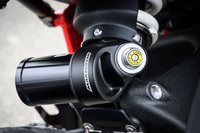 サスペンションは前がφ45mmの倒立フォーク。後ろがアルミの片持ちスイングアームと直結式のモノショックの組み合わせだ。ともにリバウンドとコンプレッションの減衰力調整機能が付く。