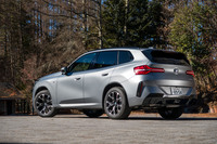 左右が離れたリアコンビランプは「XM」に似ている。ドアパネル下部の深いプレスラインがボディー全体を薄く見せている。