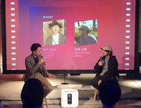 キーボーディストKan Sano（カン・サノ）氏（写真左）と音楽評論家の柳楽光隆氏（同右）。ソノスのサウンドバー「Beam」とワイヤレスサブウーファー「Sub」を挟んで会話を弾ませる。2019年11月14日夜、東京・表参道にて。