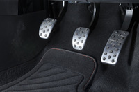 インテリアでは、アルミ製のペダル類やキッキングプレートも「GT」専用の装備である。