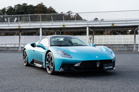 「マセラティMCプーラ」は2025年のグッドウッドでデビュー。今回はオープントップの「MCプーラ チェロ」に千葉の袖ケ浦フォレストレースウェイで試乗した。