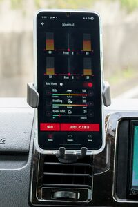 「アクトライド」のアプリ画面。中央から上が減衰力の表示で、こちらの画面で前後ダンパーのベースダンピングも調整が可能。下は「オートモード」選択時に使用する、「ライド」「ハンドリング」「スピードアダプト」の調整バーで、それぞれ路面の凹凸、操舵、車速に応じたダンピングの自動調整の幅を増減させるのに用いる。