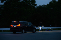 街灯のないテストコースを30km/hで行く「ヴェルファイア」の前に歩行者が……。