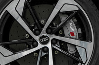 375mmのディスクと6ピストンのキャリパーを組み合わせた「RS 5」のフロントブレーキ。オプションで400mmのセラミックディスクを用いたブレーキシステムも用意されている。