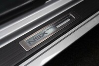 サイドシルに貼られたキッキングプレート。「NSX Manufactured by Honda Motor Co.Ltd」の文字とともにシリアルナンバーが刻まれている。