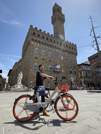かつてフィレンツェ共和国の政庁舎だったパラッツォ・ヴェッキオ前にて。