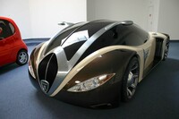 2022年のアヴァンテュール・プジョーのセールから。2003年のコンセプトカー「プジョー4002」のスタティックモデルは、7468ユーロでハンマープライスとなった。