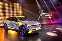 「メガーヌE-Techエレクトリック」（写真）は、早くも2022年の発売が予定されている。その車台は「CMF-EV」プラットフォームと呼ばれるもので、日産ブランドの新型EV「アリア」と共通。