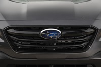 新型「アウトバック」のフロントには、スバル史上最大サイズのエンブレムが装着される。