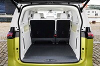 荷室の容量は1121リッター。国産ミニバンのような至れり尽くせりの装備はないが、絶対的な積載能力で圧倒する。