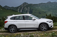 コンパクトSUVの「BMW X1」。エッジの効いたショルダーラインと、その下の凹面の帯にできた陰影により、ボディーが上下に分断されている。