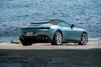 ベース車ゆずりの優雅なエクステリアも魅力で、ソフトトップにはルーフと一体型のリアウィンドウを採用して、なだらかなファストバックスタイルを実現。トランクリッドに備わるカーボン製のアクティブスポイラーも、全体の意匠を乱さぬよう造形が吟味されている。