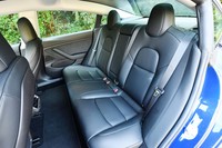 後席の定員は3人。4WD車でも、フロアは写真のようにフラットそのもの。