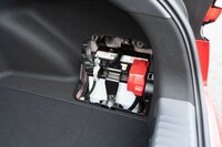 荷室の右側面には12Vの補機用バッテリーが収められている。本来はカバーが付いている。