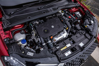 1.5リッター直4ディーゼルターボエンジンの最高出力は130PS、最大トルクは300N・mで、スペックに変更はない。従来型と同じく8段ATを搭載し、前輪を駆動する。