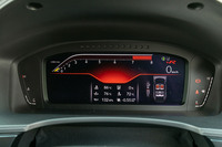 スポーツ走行に特化した「＋R」モード時のグラフィック。写真では点灯していないが、ディスプレイ上部には高輝度LEDのレブインジケーターが装備される。