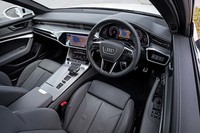 インストゥルメントパネルのデザインは、「A6セダン」と同一。メカニカルスイッチを極力排したシンプルでクリーンなデザインがセリングポイントになっている。ダッシュボードやドアトリムに用いられるレザーパーツの縫い目など、アウディというブランドに期待される質感の高い緻密な作り込みも健在だ。