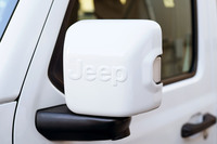 白銀の世界をイメージ　ジープから日本オリジナルの限定車「ラングラー スノートレース」登場の画像