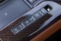 センターコンソールにはセンターデフロックや車高調整のスイッチが並ぶ。その周囲が「鷹羽」のオーナメントパネルで、職人が丁寧に寄木を施し、3度の切削を経て鷹の羽根を表現している。