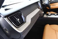 ドリフトウッドのパネル類やファインナッパレザーを採用するなど、インテリアには素材に対するこだわりが見られる。