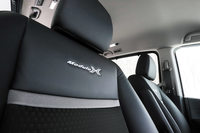 「モデューロX」専用シートにはロゴがデザインされている。