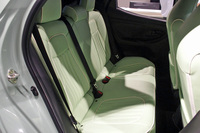 「モスグリーン」の表皮カラーが選択された「ビュート ストーリー」のリアシート。