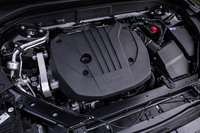 「XC60 B5 AWDインスクリプション」のパワーユニット。最高出力250PS、最大トルク350N・mの2リッター直4ターボエンジンに、48Vバッテリーを積む簡易型ハイブリッドシステムが組み合わされている。