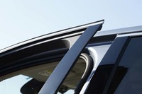 側面衝突に備えてBピラーは太く設計されている。ウィンドウフレームをこれに合わせて仕立てると鈍重な印象を与えてしまうため、ウィンドウの角の部分には、写真のようにピラーの形状を隠すための“目隠し”が施されている。