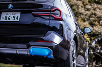 100％EVの「iX3」では排気が必要ないため、内燃機関を搭載する「X3」でエキゾーストパイプが顔をのぞかせるバンパー下部は、ブルーのカバーでふさがれている。