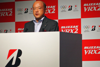 ブリヂストン常務執行役員製品開発管掌の坂野真人（ばんのまさと）氏は、ブリヂストンのスタッドレス誕生30周年の開発秘話を紹介した。