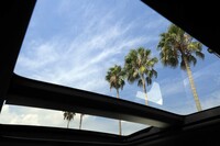 車内に開放感をもたらすパノラマサンルーフ。上級グレードの「プレミアムモダン」「プレミアムスポーツ」には標準で装備される。