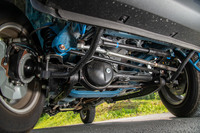 足まわりを前方から見たところ。ステアリング機構は路面からのキックバックを軽減するリサーキュレーティングボール式で、新型では新たにステアリングダンパーが追加された。