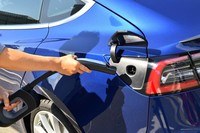 給電口は左のリアコンビランプのそばに設けられている。車体側のコネクターはテスラ独自の形状だが、ケーブル自体は汎用のものを接続・変換できるようになっている。