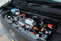 「N-VAN e： L4」のモーターはフロントに置かれ、前輪を駆動する。L4のパワーパックは「FUN」グレードと同じく最高出力64PS、最大トルク162N・mを発生するが、商用向けの「G」と「L2」グレードは最高出力が53PSに抑えられている。