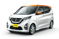 「ハイウェイスター」シリーズでは、ニーエアバッグなどの安全装備も新たに採用された。