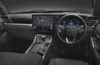 車内前方のデザインは水平基調。合成皮革で縁取った14インチディスプレイを低めに配置するなど、オフロード走行時の視認性にも配慮したとされている。