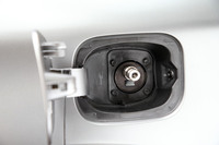 3つの水素タンク（後席下に2つ、荷室下に1つ配置）の総容量は156.6リッター。タンクは5層構造のクロスメンバーとサイドメンバーによって守られている。