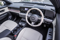 12.3インチのメータークラスターと12.3インチのナビゲーションディスプレイを統合したパノラマディスプレイを水平基調のダッシュボードに配置。「ラウンジ」グレードにはBOSEプレミアムサウンドシステムが標準で装備される。