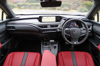 明照寺：「インテリアについては、前席まわりは上質だけど、後席はドアパネルにソフトパッドを使わないなど、“割り切り”がはっきりしていますね。良いとか悪いとかいう話ではなくて」