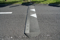 大成建設グループの大成ロテックが、東日本高速道路の東北支社と共同開発した「ウェッジバンプ」。インターチェンジランプなどから逆走した車両のドライバーに振動と振動音で誤進入を知らせる。（写真：大成ロテック）