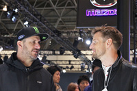 トーヨータイヤのブースで、ケン・ブロックとホンダのモータースポーツ体制発表会を終えたジェンソン・バトンが談笑していた。