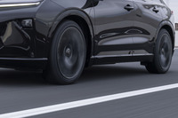 環境性能の高さも「REGNO GR-XIII」の特徴のひとつ。タイヤのラベリングを見ると、すべてのサイズで「a」評価（4段階中最高評価）を得る高いウエット性能を実現しながら、転がり抵抗係数についても、「A」ないし「AA」の評価（5段階中上から2・3番目）を獲得。全サイズが「低燃費タイヤ」として認定されている。