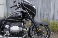 重たいバイクでもハンドリングを楽しめるよう、ステアリングヘッドアングルは57.3°から62.7°へと“立ち気味”に変更。ホイールベースは「R18B」が1700mm、「R18トランスコンチネンタル」が1720mmとなっている。