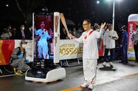 東京2020オリンピック・パラリンピックの聖火リレーに参加する、トヨタ自動車の豊田章男社長。この聖火も水素で燃やしたものだった。