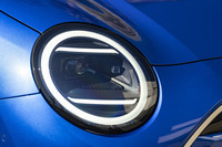 MINIのアイコンである丸目は新型にも継承された。点灯パターンは3種類から選べ、リモコンキーを持った人が近づくとウインクするように点滅する機能も備わっている。