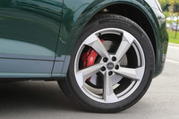 「SQ5」のタイヤサイズは255/40R20が標準だが、オプションで21インチのタイヤとホイールも選択可能。フロントブレーキはφ350mmのベンチレーテッドディスクと、6ピストンのモノブロックキャリパーの組み合わせとなる。