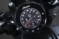 歴史を感じさせる意匠に対し、装備には最新のものを採用。灯火類はLEDで、タッチパネル式のデジタルメーターにはスマートフォンとの連携機能も備わる。