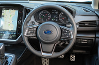 操舵機構には、ドライバーのステアリング操作軸をモーターアシスト軸から分離した、2ピニオン式パワーステアリングを採用。上質なステアフィールとリニアな操舵応答性を追求している。