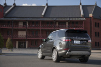 5代目にあたる新型「ディスカバリー」。先代までの角ばったボディーを捨て去り、新たに丸みを帯びた流麗なスタイルを手にした。